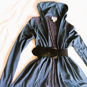 LUCKY BRAND STYLISH LONG NAVY CARDIGAN HOODIE W/ CROCHET BACK 100 % COTTON, MED.